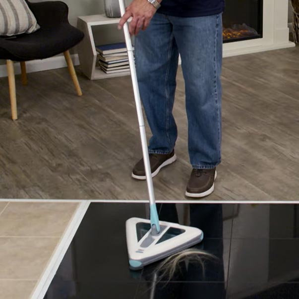 Imagen de una persona utilizando la aspiradora Zippi Sweeper 