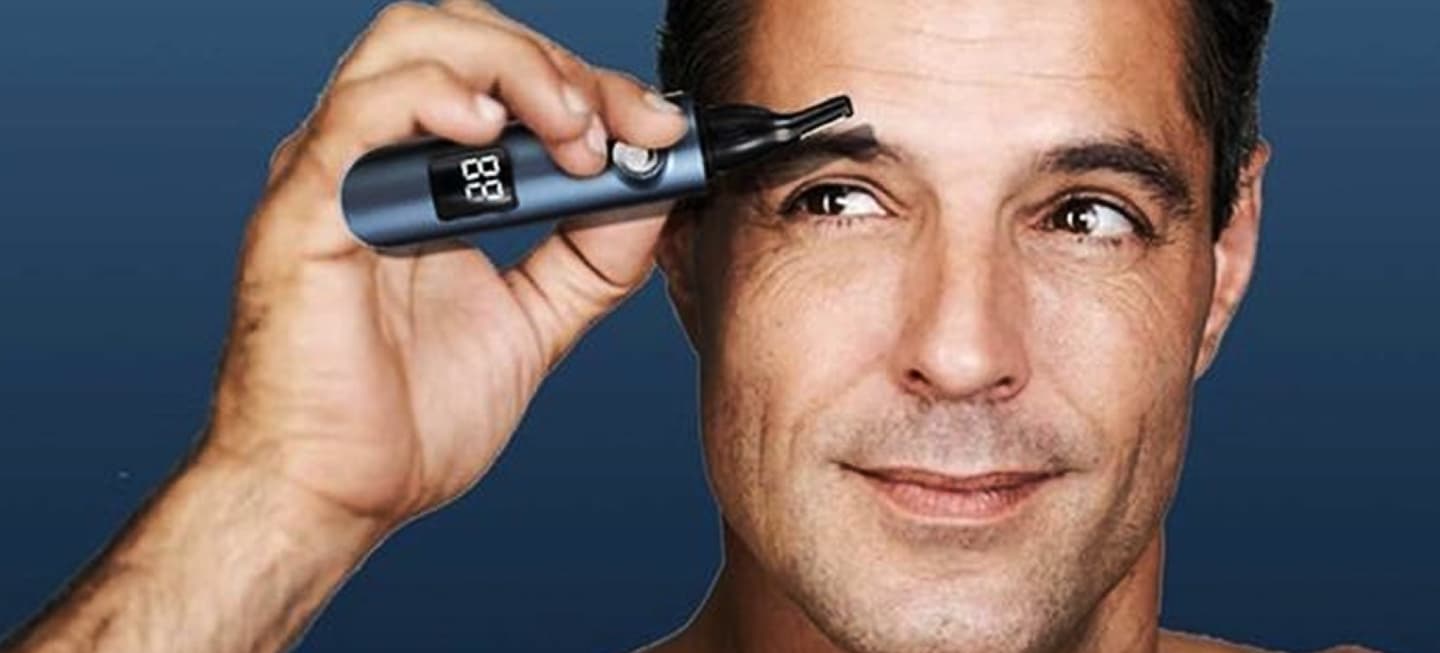 Imagen que muestra a una persona utilizando la depiladora Bye Bye Trim