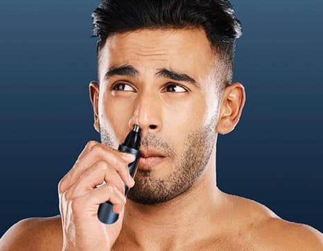 Imagen que muestra a una persona utilizando la Bye Bye Trim para la nariz