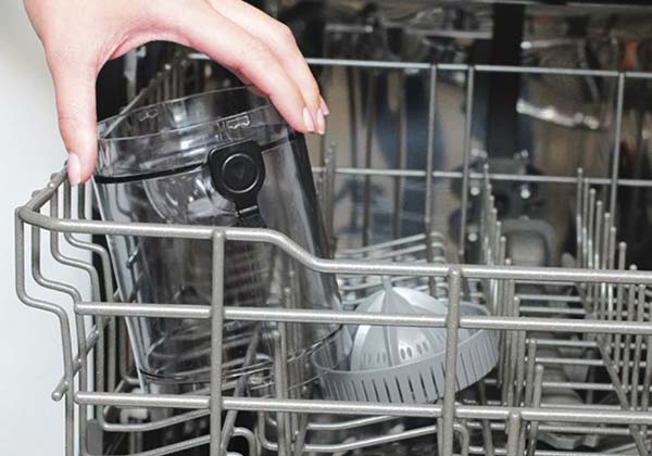 Imagen que muestra a persona disfrutando el jugo hecho por la exprimidora Huugo