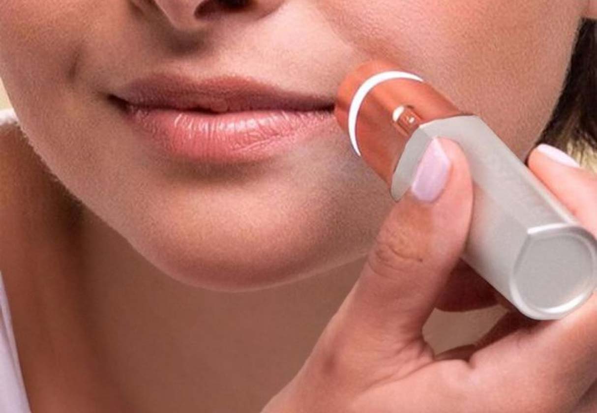Imagen que muestra una persona depilándose con la Flawless