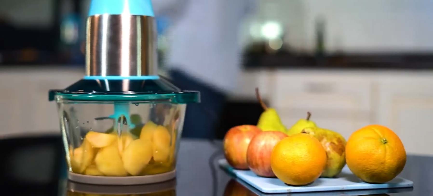 Imagen que muestra la procesadora de alimentos Tornado Pro moliendo frutas