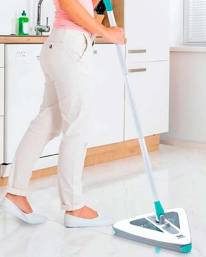 Imagen de una persona limpiando con la aspiradora Zippi Sweeper 