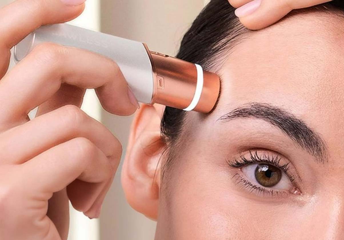 Imagen que muestra una persona depilándose con la Flawless