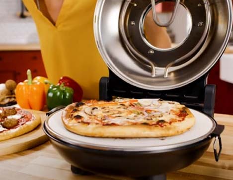 Imagen que muestra a una persona utilizando el horno pizano