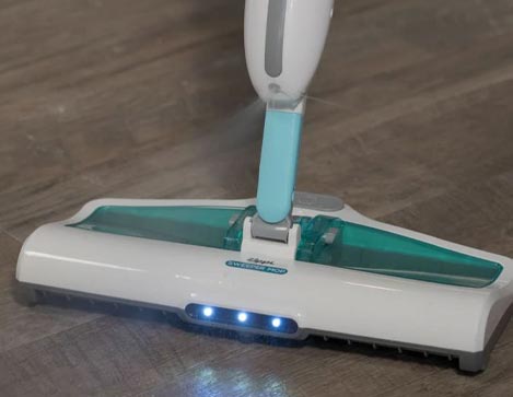 Imagen que muestra que una persona esta utilizando la depiladora láser Bye Bye IPL